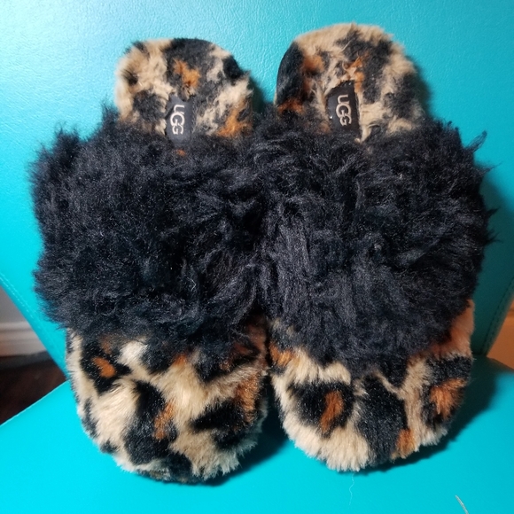 UGG Slippers - Picture 1 of 8